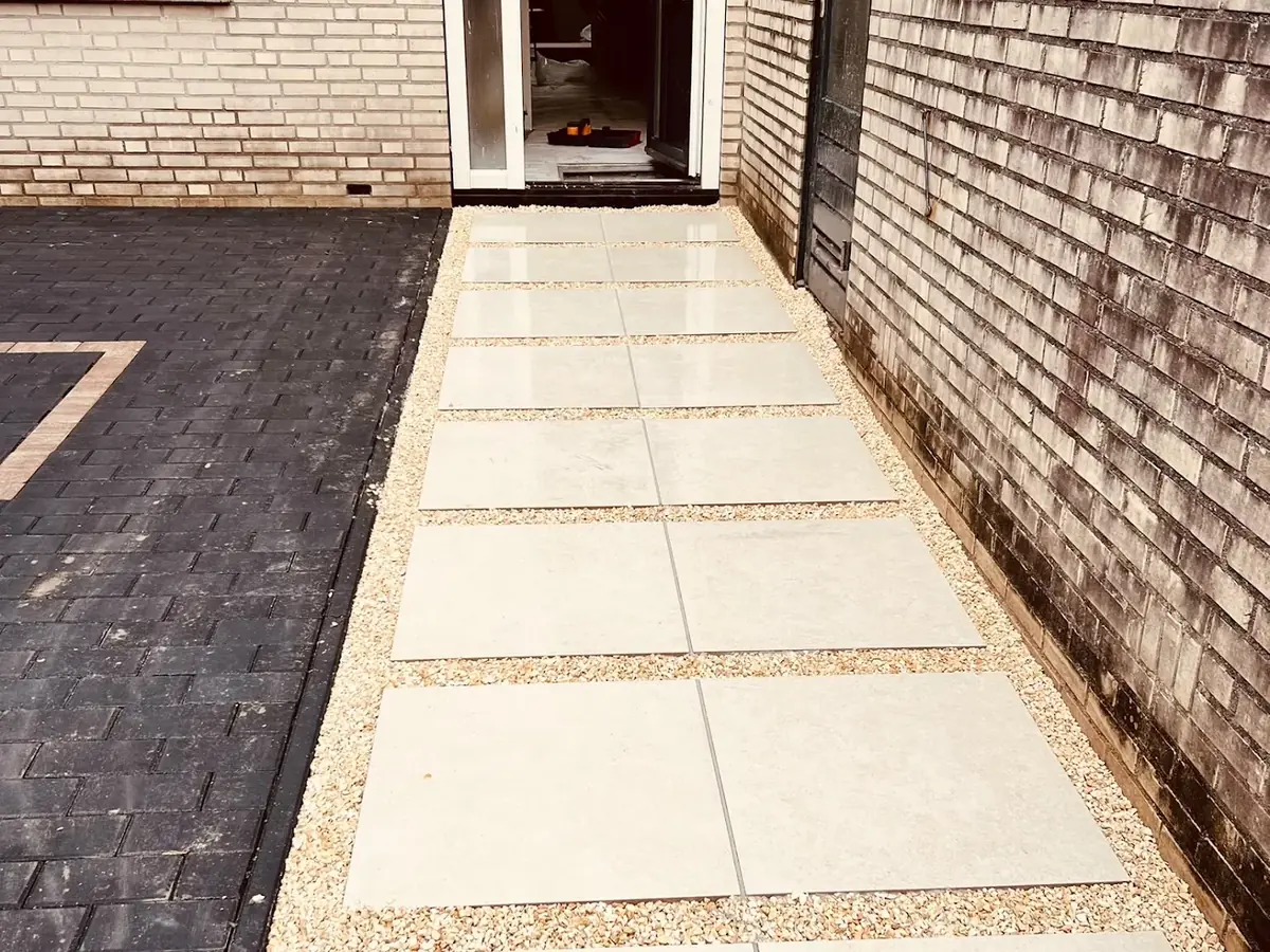 Tegelpad van keramische tegels in split langs de gevel