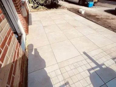 Voortuin bestraat met keramische tegels in Breda
