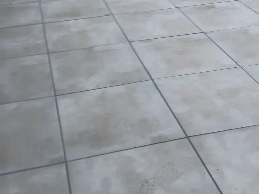 Terras van lichte keramische tegels