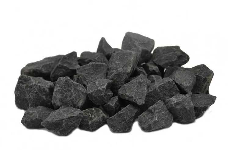 Een hoop Basalt Split: hoekige antracietkleurige stenen