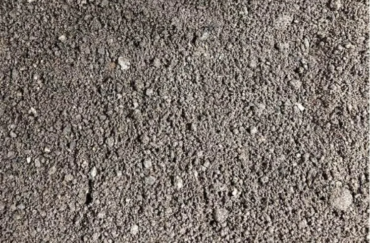 Een hoop eco brekerzand: fijn, gerecycled zand