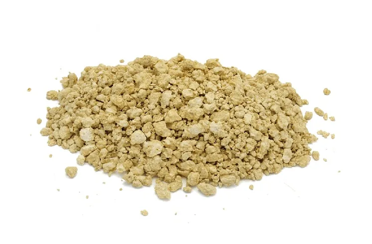 Een hoop Nobre Cál Gravel: fijne beige kalksteenkorrels