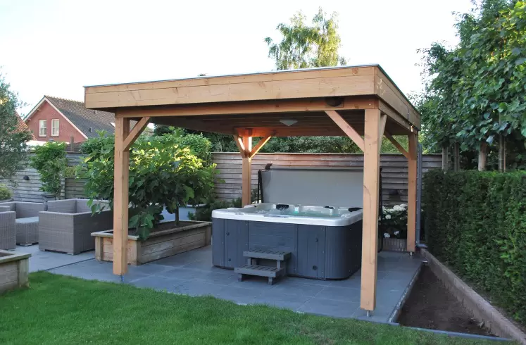 Douglas overkapping met plat dak boven een jacuzzi op een terras