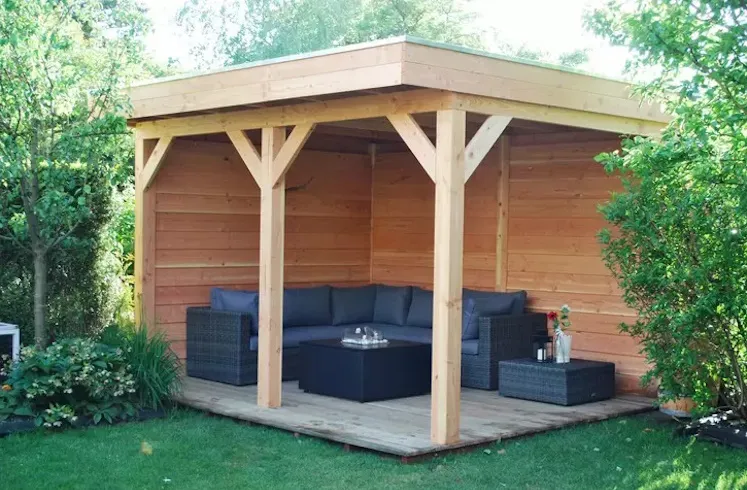 Douglas overkapping met plat dak en twee wanden van onbehandeld Douglas Zweeds rabat, met een loungeset op een vlonder
