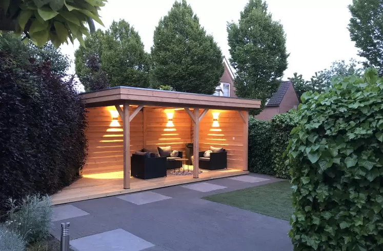 Dezelfde overkapping 's avonds, met verlichting in de achterwand