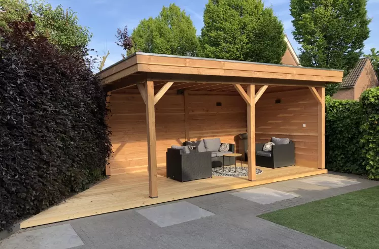 Douglas overkapping van 500 × 300 cm met plat dak en houten wanden van Douglas Zweeds rabat, met een loungeset op een vlonder