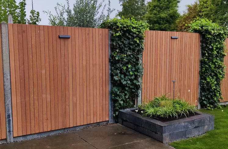 Hardhouten schutting met rhombus-latten, 180 bij 180 cm